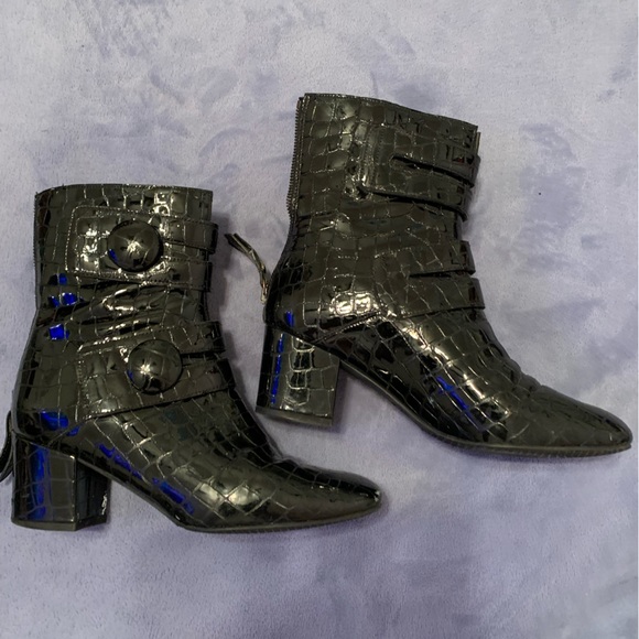 Stuart Weitzman Croc Embossed Leather Ankle Boots| Size 5 - Picture 11 of 11